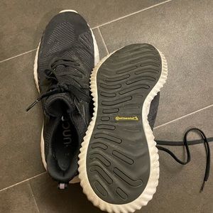 Men’s size 9 Adidas Alpha Bounce sneakers in excellent condition